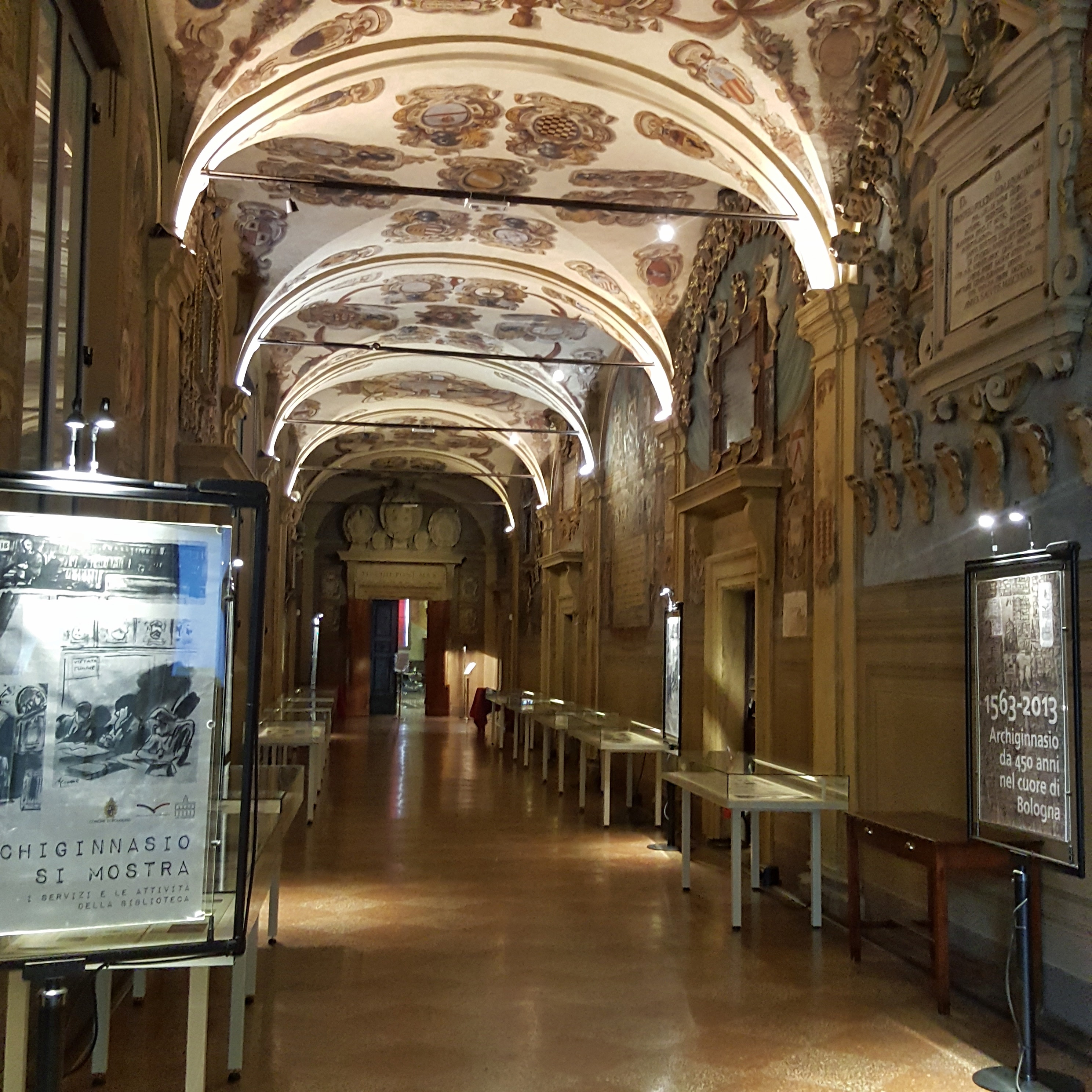 Biblioteka w Bolonii wnętrze